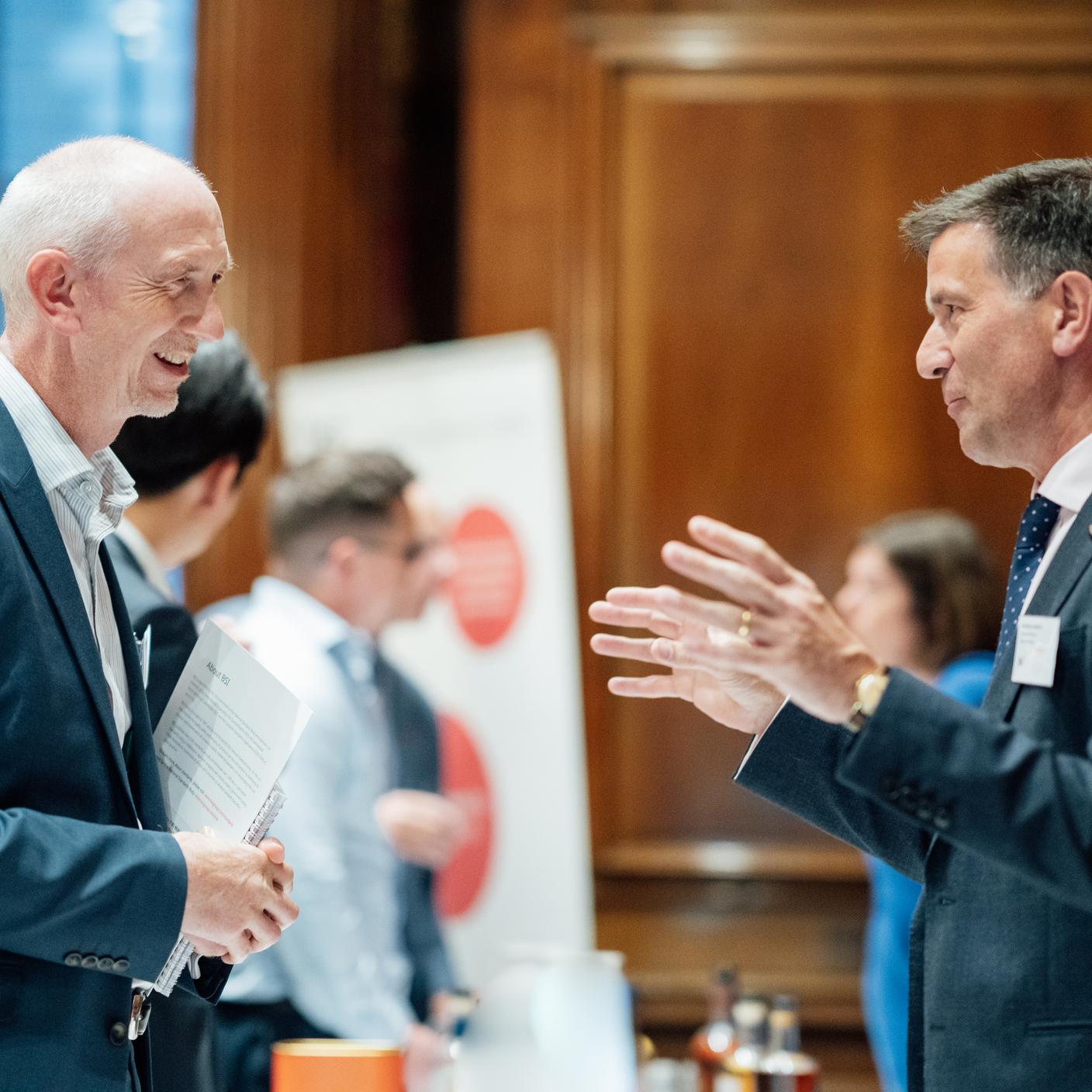 Dois homens em uma discussão animada