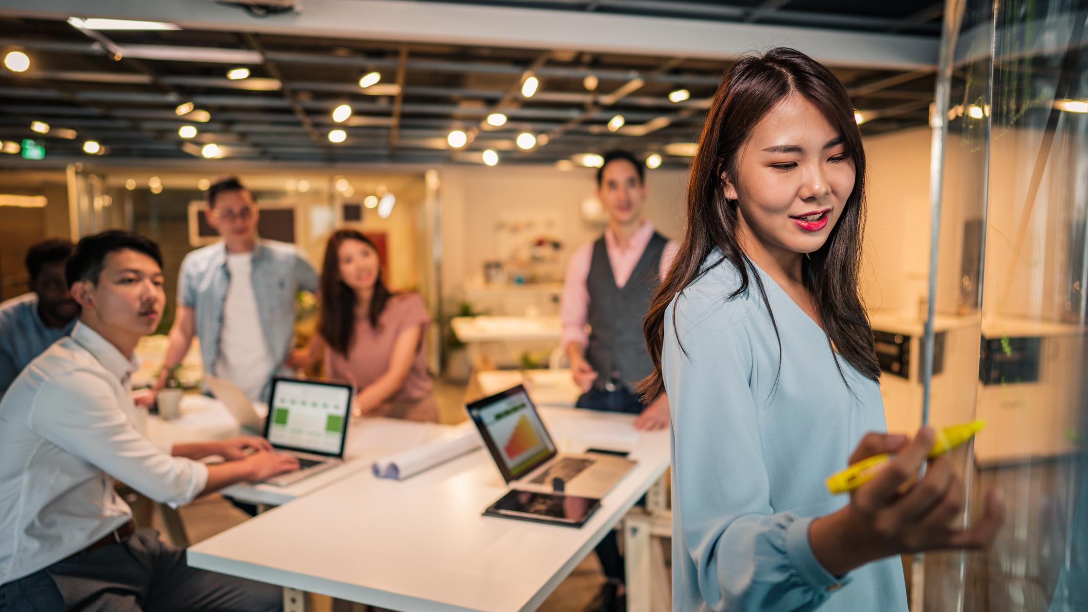 Un groupe de personnes travaillant dans un bureau moderne