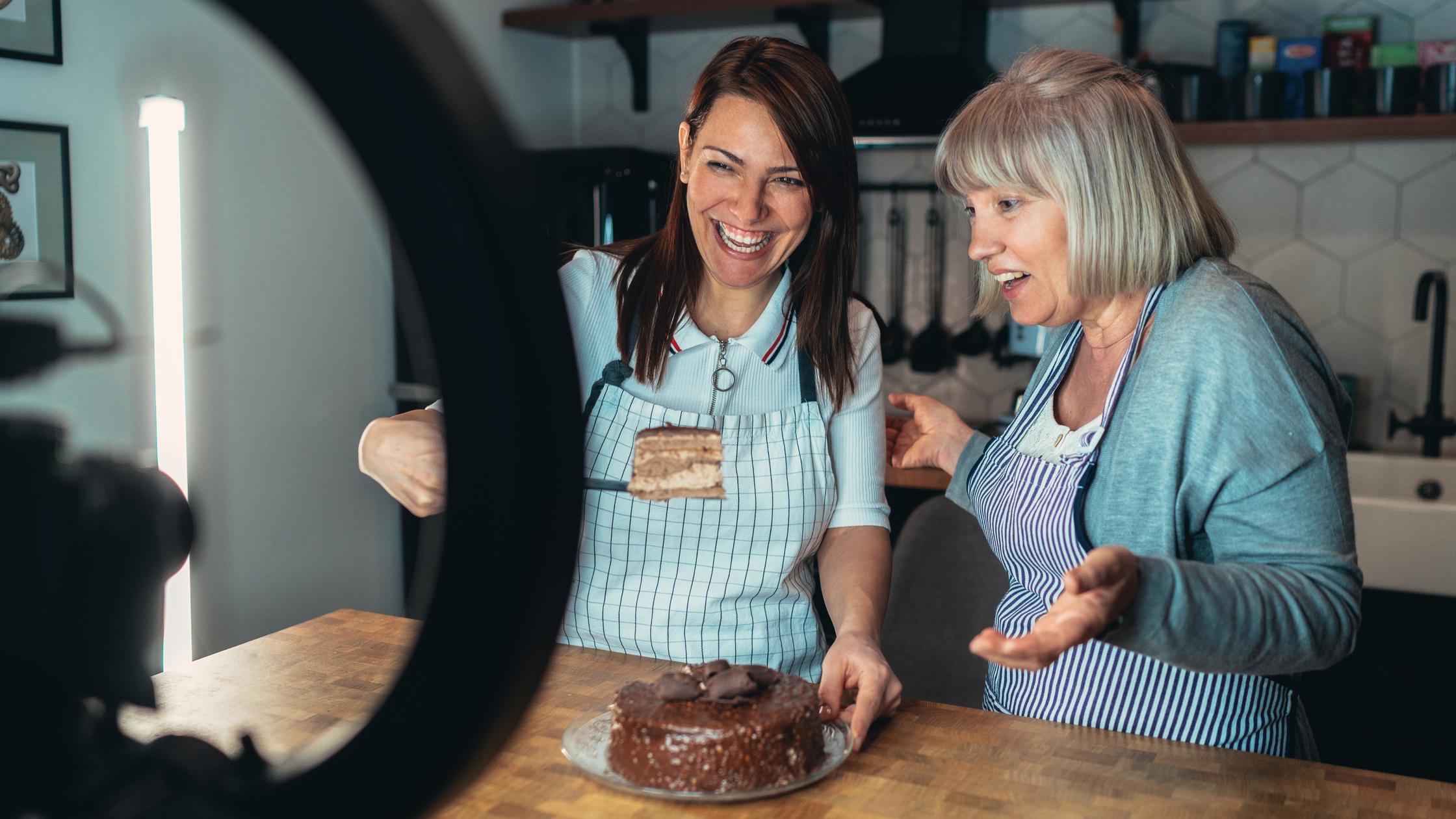Vloggerin nimmt Video für Lebensmittelkanal auf und backt Kuchen