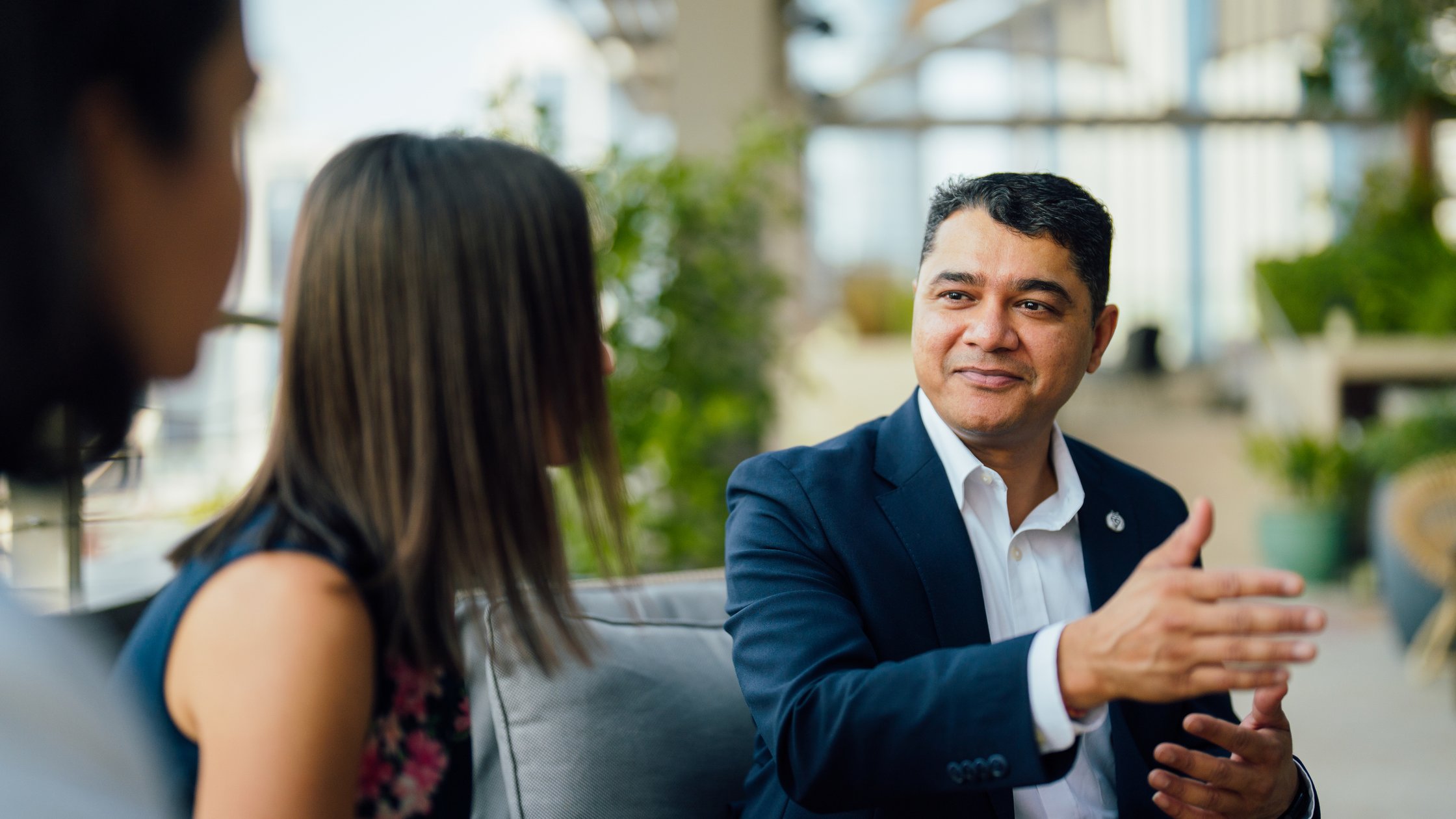 人們在會議上討論。