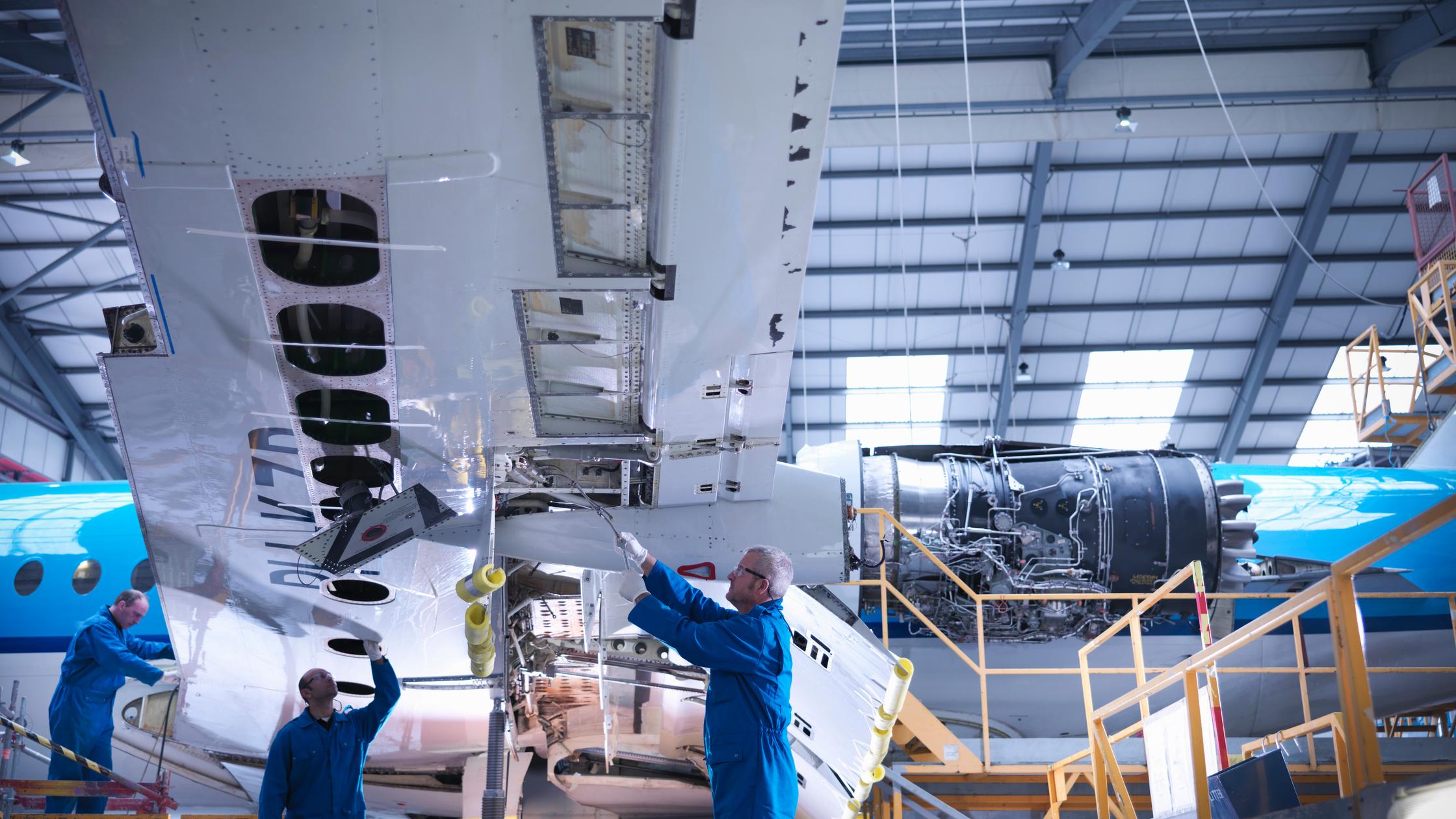 在飞机上工作的工程师