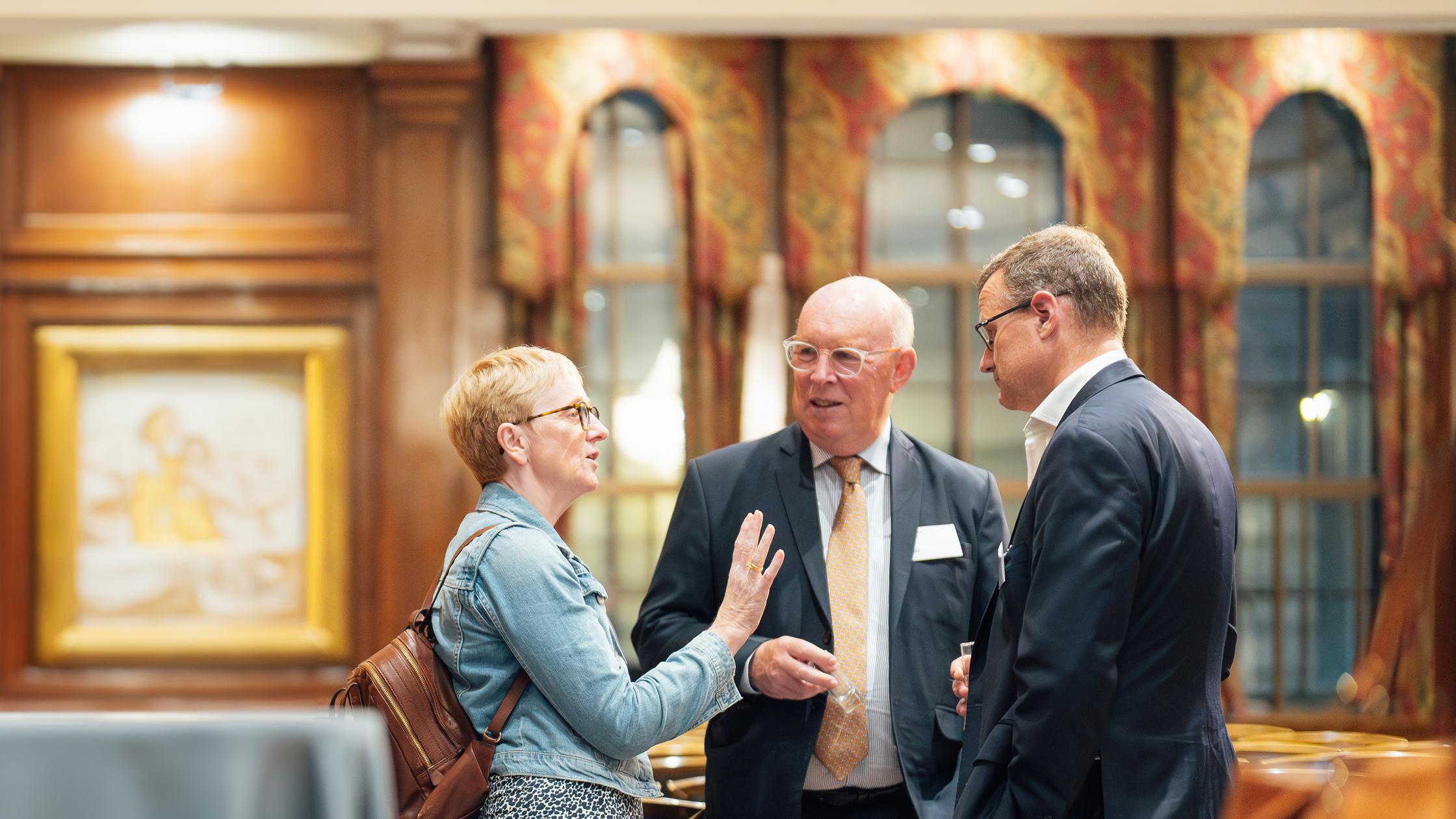 Executivos em uma conversa animada