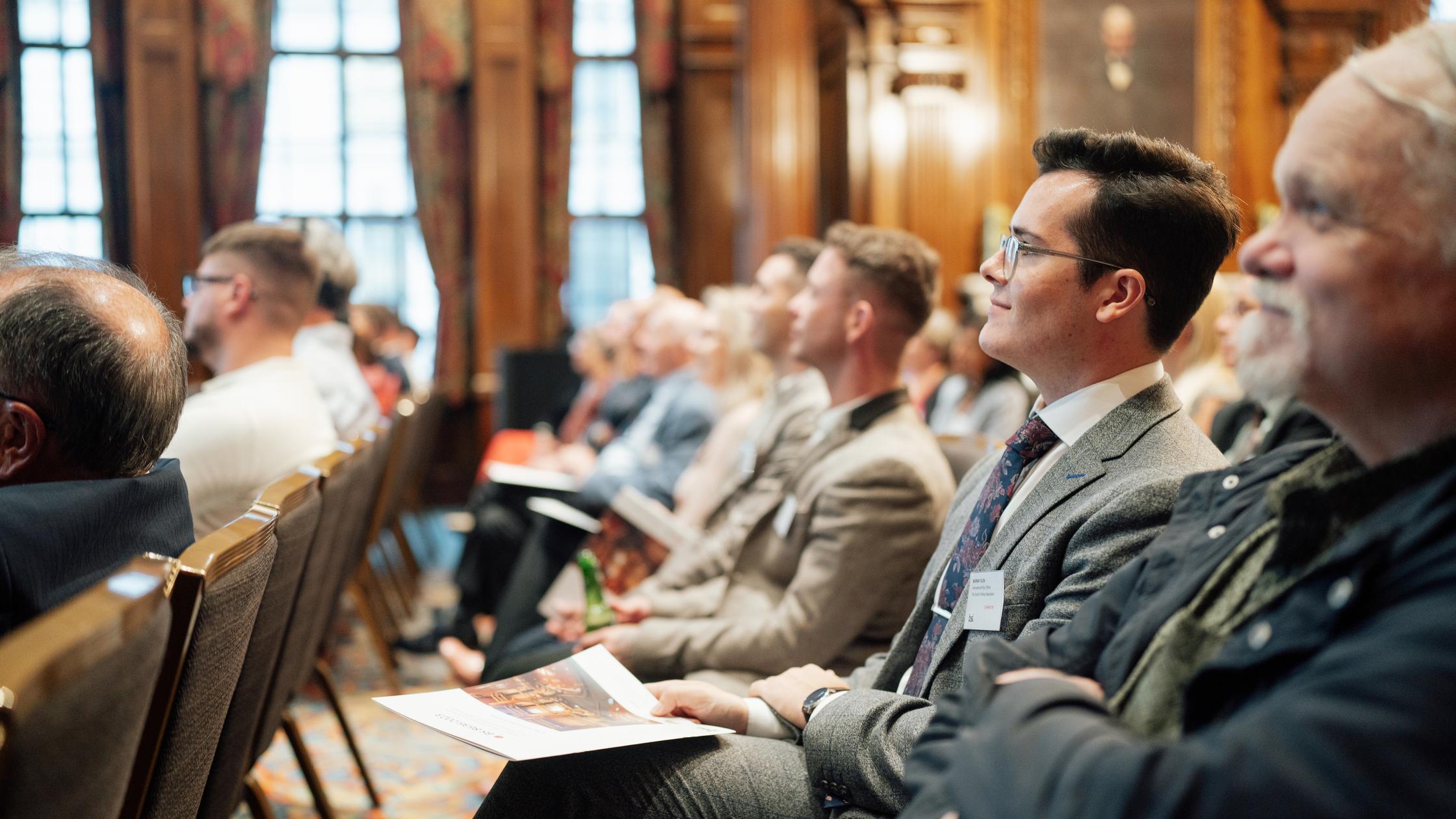 İnşaat işçileri ve mimarın şantiyede planları incelerken çekilmiş görüntüsü